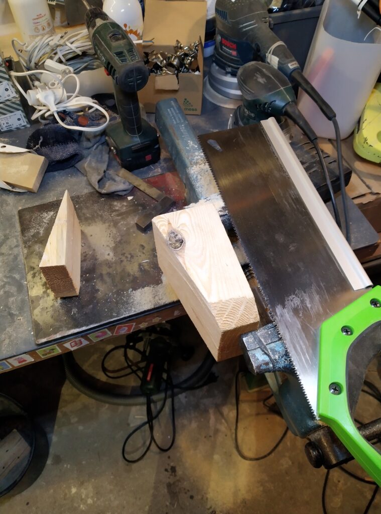 Eoncrafts Bedside lamps sawing the block for the fence