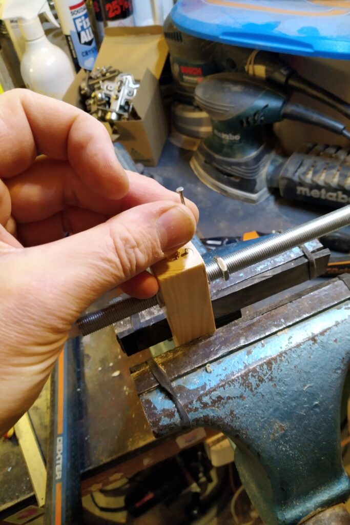 Eoncrafts Bedside lamps securing the tube and leg