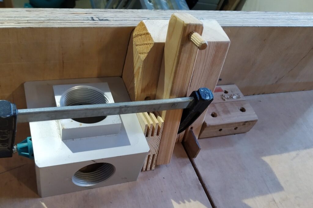 Eoncrafts bedside lamp clamping the horizontal part of the leg so the correct angle